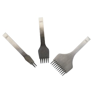 Może przedstawiać: Trzy srebrne dziurkacze do skóry z nadrukowaną liczbą 385 na każdym. Dziurkacze mają różne rozmiary zębów.