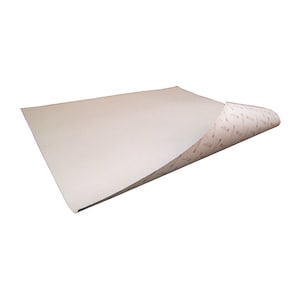 Puede incluir: Una hoja rectangular de papel beige claro con una esquina ligeramente doblada, revelando un reverso estampado. El papel parece ser de gran formato, posiblemente para arte o impresión.