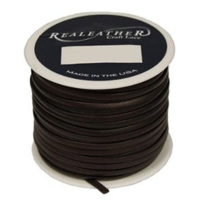 Op de afbeelding: Een spoel met bruin lederen koord, met het label "Realeather Craft Leather" en "Made in the USA".
