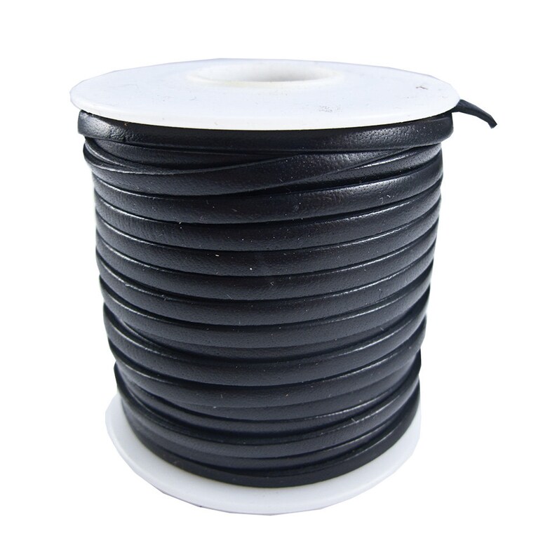 Op de afbeelding: Een spoel met zwart lederen koord, strak gewikkeld rond een witte kunststof spoel.