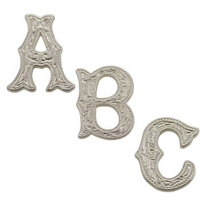 Concho con letras del alfabeto, 3/4" plateado brillante, letras de la A a la Z