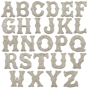 Op de afbeelding: Zilverkleurige alfabetletters met een sierlijk, bloemig ontwerp. Elke letter is individueel uitgesneden en heeft een reli&euml;f, textuur.