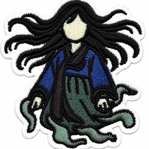 Puede incluir: Un parche bordado que muestra una figura con cabello negro largo y fluido, una parte superior azul y una falda verde oscuro. La figura tiene un rostro pálido sin rasgos y extremidades que se transforman en apéndices como tentáculos, bordeado.