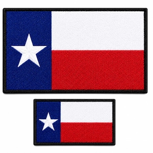 Op de afbeelding: Twee rechthoekige geborduurde patches met het ontwerp van de vlag van de staat Texas. Elke patch toont een verticale blauwe baan aan de linkerkant met een witte ster, gevolgd door horizontale witte en rode banen aan de rechterkant, zwart omrand.