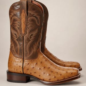 Stivali da cowboy da uomo color cognac in pelle di struzzo a punta quadrata, stivali western da uomo, calzature da ranch e rodeo in vera pelle.