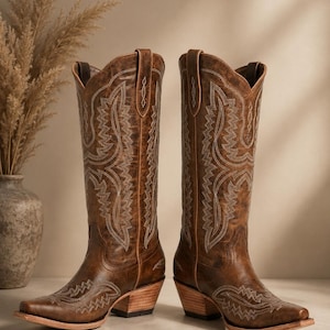 Stivali da cowboy da donna in vera pelle marrone, fatti a mano, con ricami, alti fino al ginocchio, con punta quadrata, ideali per rodeo e ranch.