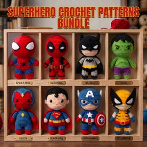 Peut inclure: Une étagère en bois contenant huit poupées de super-héros au crochet étiquetées Spider-Man, Deadpool, Batman, Hulk, Vision, Superman, Captain America et Wolverine. Le texte "SUPERHERO CROCHET PATTERNS BUNDLE" figure en haut de l'image.