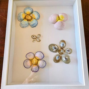 Quadro con conchiglie e fiori in stile teca, decorazione costiera da spiaggia, opera d'arte con conchiglie incorniciata, arredamento ispirato all'oceano.