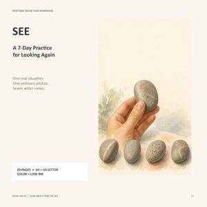 Puede incluir: Un cuaderno de reflexión imprimible titulado SEE: A 7-Day Practice for Looking Again. La página incluye texto sobre una práctica de 7 días, 29 páginas, formatos A4 y US letter, y una ilustración de una mano sosteniendo una piedra gris.