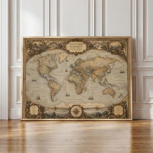 Pode incluir: Um mapa-múndi de estilo antigo intitulado Typus Orbis Terrarum, apresentando continentes em tons de sépia, cartuchos decorativos, veleiros e uma rosa dos ventos central, tudo dentro de uma moldura de madeira simples.