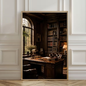 Op de afbeelding: Een ingelijste wandkunstprint met een studeerkamer van donker hout, een groot bureau, leren stoelen en kamerhoge boekenplanken vol boeken. Een hoog boogvenster laat natuurlijk licht binnen in de ruimte.