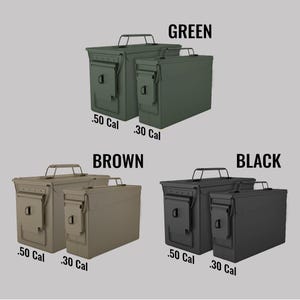 Peut inclure: Trois ensembles de bo&icirc;tes &agrave; munitions m&eacute;talliques en vert, marron et noir. Chaque ensemble comprend une bo&icirc;te plus grande de calibre .50 et une plus petite de calibre .30. Les bo&icirc;tes ont une poign&eacute;e et une fermeture &agrave; loquet.