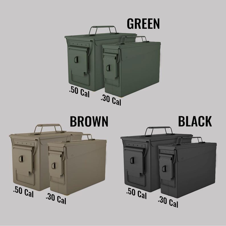 Peut inclure: Trois ensembles de bo&icirc;tes &agrave; munitions m&eacute;talliques en vert, marron et noir. Chaque ensemble comprend une bo&icirc;te plus grande de calibre .50 et une plus petite de calibre .30. Les bo&icirc;tes ont une poign&eacute;e et une fermeture &agrave; loquet.