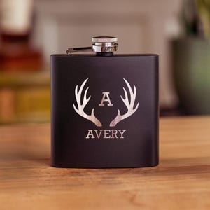 Flasque noire mate personnalisée, cadeau garçons d&#39;honneur, flasque en métal gravé, cadeau pour homme, bas de Noël, flasque noir, cadeaux personnalisés