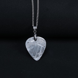 Colgante de púa de guitarra de meteorito hecho a mano, collar de roca espacial con patrón Widmanstätten, regalo cósmico para músicos