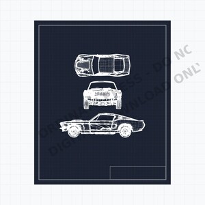 Könnte beinhalten: Ein dunkelblaues Blaupausen-Poster mit weißen Drahtgitter-Zeichnungen eines klassischen Autos aus drei Perspektiven: Draufsicht, Vorderansicht und Seitenansicht. Das Design umfasst einen Rasterhintergrund und einen rechteckigen Rahmen mit Text.