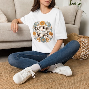 T-Shirt „Dankbarkeit ist die richtige Einstellung“ | Florales Vintage-Schriftmuster, Sonnenblumenkranz