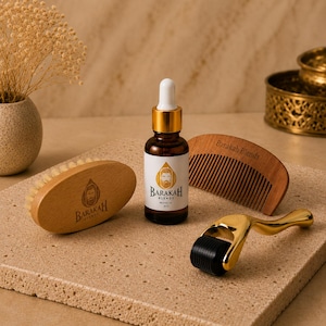 Könnte beinhalten: Ein Bartpflegeset bestehend aus einer braunen Glastropfflasche mit der Aufschrift Barakah Blends, einer ovalen Holzbürste mit Naturborsten, einem Holzkamm mit dem Text Barakah Blends und einem goldenen Dermaroller mit schwarzem Kopf.