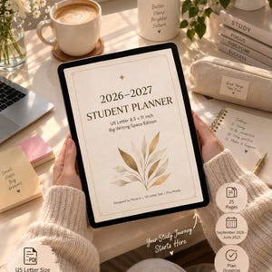 Könnte beinhalten: Ein digitales Tablet zeigt das Cover eines Studentenplaners 2026-2027 mit beigem Hintergrund, goldener Blätterillustration und dem Text US Letter 8.5 x 11 inch Big Writing Space Edition, Designed by Nuraiva und Etsy Ready.