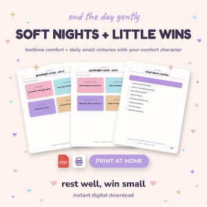 Może przedstawiać: Zestaw do pobrania cyfrowego zawierający trzy strony do druku z tekstem end the day gently, SOFT NIGHTS + LITTLE WINS oraz bedtime comfort + daily small victories. Zawiera karty na dobranoc w kolorze różowym, niebieskim i fioletowym oraz listę.