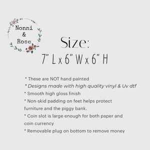 以下が含まれることがあります： Nonni & Roseのロゴが入った貯金箱の情報グラフィック。サイズは7インチ(長さ) x 6インチ(幅) x 6インチ(高さ)と記載されています。ビニールおよびUV DTFデザイン、滑らかな光沢仕上げ、滑り止めパッド、コインスロット、取り外し可能なプラグが特徴です。