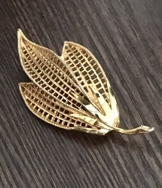 Vintage Golden Leaf Pin Brooch in Mint Condition!… - image 1
