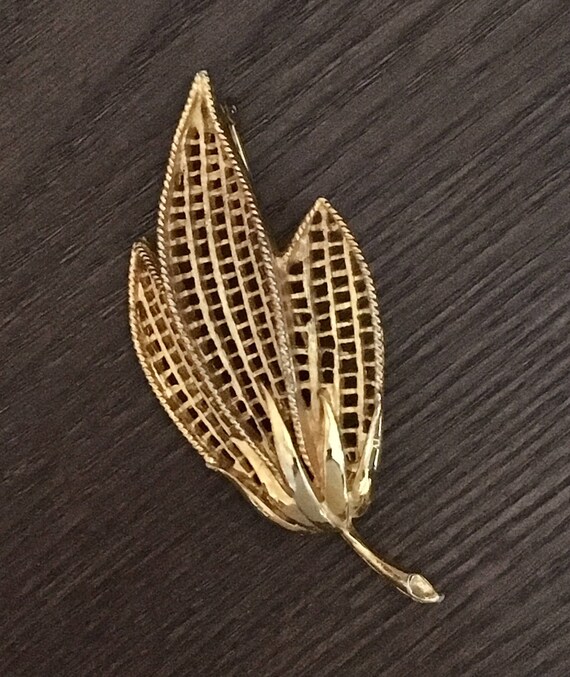 Vintage Golden Leaf Pin Brooch in Mint Condition!… - image 2