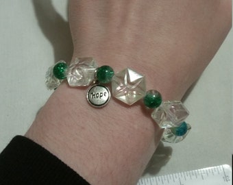 Verre craquelin vert et bracelet élastique à perles géométriques irisées