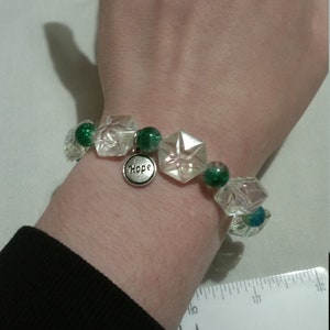 Green crackle glass and iridescent, geometric bead elasticated bracelet