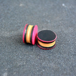 Plugs 16 mm aus recyceltem Skateboard, rosa schwarze Farbe, Tunnel-Ohrringe, Holz-Plugs