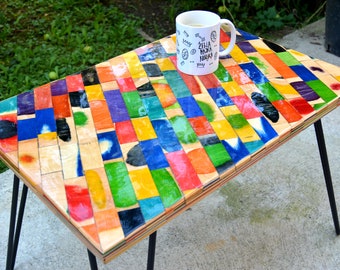 Couchtisch aus Recycling-Skateboard: Farbenfrohe Kunst mit Hairpin-Legs