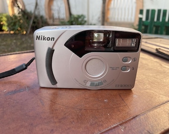 Camera Nikon Coolpix L21 / Vintage 2000s Digital Camera