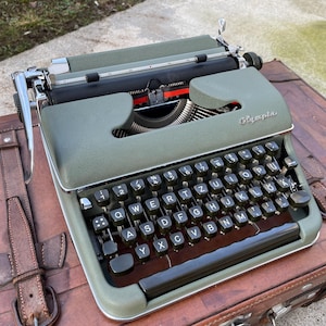 Máquina de escribir vintage Olympia SM-2 Olive de los años 50, fabricada en Alemania, regalo para él, regalo para ella, regalo para escritor