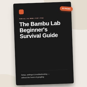 Może przedstawiać: Czarny prostokątny przewodnik zatytułowany The Bambu Lab Beginner's Survival Guide, z pomarańczową odznaką 53 PAGES, tekstem dla modeli A1, A1 Mini, P1P i P1S oraz podtytułem Setup, settings & troubleshooting — without the hours of googling.