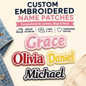 Könnte beinhalten: Individuell bestickte Namensaufnäher mit den Namen Grace, Olivia, Daniel und Michael. Die Grafik enthält Symbole für Aufbügeln oder Aufnähen, drei Größen S, M, L und eine individuelle Anfertigung. Die Aufnäher sind mit Jeansstoff abgebildet.