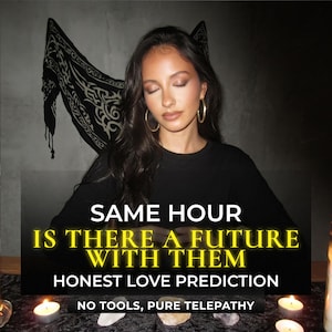 Könnte beinhalten: Eine Person mit langem dunklen Haar, goldenen Creolen und einem schwarzen Langarmshirt. Der Text lautet: SAME HOUR IS THERE A FUTURE WITH THEM HONEST LOVE PREDICTION NO TOOLS, PURE TELEPATHY. Drei brennende weiße Kerzen und Kristalle sind zu sehen.