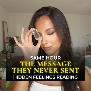 Può includere: Una punta di cristallo di quarzo trasparente a doppia terminazione tenuta davanti all'occhio. L'immagine contiene il testo: SAME HOUR THE MESSAGE THEY NEVER SENT HIDDEN FEELINGS READING. Il cristallo è trasparente con inclusioni visibili.