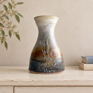Vase en céramique vintage | Grès signé à motif botanique | Décoration style années 50 aux tons naturels