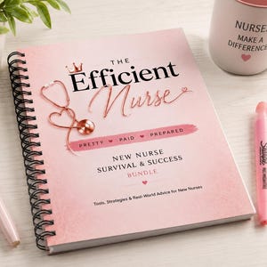 Peut inclure: Un carnet à spirales avec une couverture rose pâle intitulée The Efficient Nurse. La couverture présente un graphique de stéthoscope en or rose, le texte Pretty, Paid, Prepared et New Nurse Survival & Success Bundle, avec un stylo et une tasse.