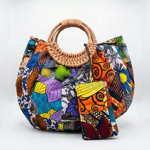 Bolso de mano artesanal con estampado africano Ankara y asa de ratán, ideal para vacaciones de verano en la playa.