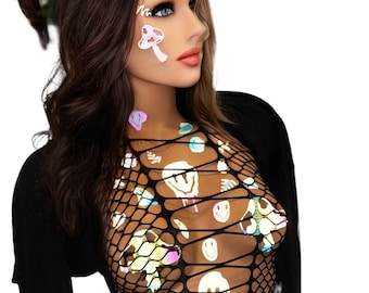 Könnte beinhalten: Ein schwarzes Netz-Oberteil mit einem schwarzen, kurzen Cardigan. Das Oberteil ist mit verschiedenen bunten, schillernden Smileys und Pilz-Stickern verziert.