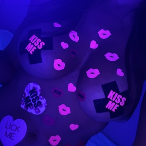 Glitz Nips Kiss Me Neon X Pasties, Valentinstag Geschenk, Schwarzlicht reflektierende Rave Pasties, rosa Herz, Kuss Körper Aufkleber