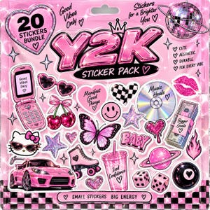 Puede incluir: Un paquete de 20 pegatinas con temática Y2K en tonos rosas. Incluye ilustraciones de un teléfono plegable, mariposa, patín, bola de discoteca, CD, dados, coche deportivo y textos como Good Vibes Only e Iced Confidence.