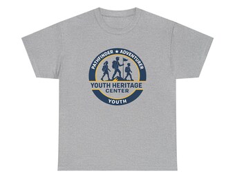 Camiseta con ilustración de Pathfinder Cooking cocinando en una fogata / Camiseta de camping con diseño de "Comida pequeña y fogata enorme"