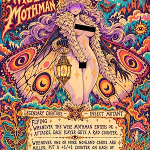 Pode incluir: Uma carta colecionável de fantasia colorida intitulada The Wise Mothman com uma figura de mariposa com grandes asas, cabelos longos e uma lanterna. O texto inclui Legendary Creature, Insect Mutant e regras de jogo com força e resistência 3/3.