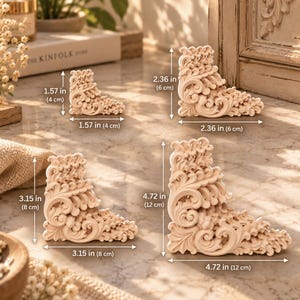 Pode incluir: Quatro apliques de canto em madeira clara com padrões esculpidos de flores e volutas. As peças são apresentadas em quatro tamanhos: 4 cm por 4 cm, 6 cm por 6 cm, 8 cm por 8 cm e 12 cm por 12 cm, conforme indicado pelas etiquetas.