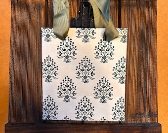 Bolsa de regalo pequeña de papel - Flores verdes sobre fondo blanco