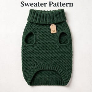 Op de afbeelding: Een donkergroene gehaakte hondentrui met een geribbelde col en openingen voor de poten. Een klein beige rechthoekig label met een bruin pootafdruk-icoon is aan de halslijn bevestigd. De tekst "Easy Crochet Dog Sweater Pattern" en "Instant PDF Download" zijn zichtbaar.