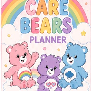 Może przedstawiać: Okładka planera Care Bears z różowym misiem z tęczową odznaką, fioletowym misiem z odznaką w kształcie serca i niebieskim misiem z odznaką w kształcie chmury deszczowej. Tło przedstawia tęczę, chmury, gwiazdy i serce. Tekst: 1. Cover, Care Bears Planner, Plan With Claudia, Personalized Planners, Cloud & Beauty P.