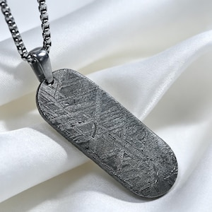 Collar con colgante de meteorito: Elipse, patrón Widmanstätten, joyería rara de meteorito de hierro.